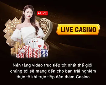 Nhân viên hỗ trợ khách hàng đeo tai nghe đang tư vấn